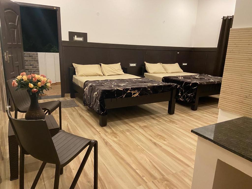 קודאיקנאל Rr Holiday Inn מראה חיצוני תמונה