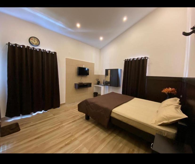 קודאיקנאל Rr Holiday Inn מראה חיצוני תמונה